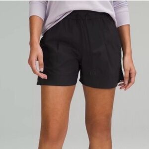 Lululemon Lightweight Mid-Rise Short 3.5"